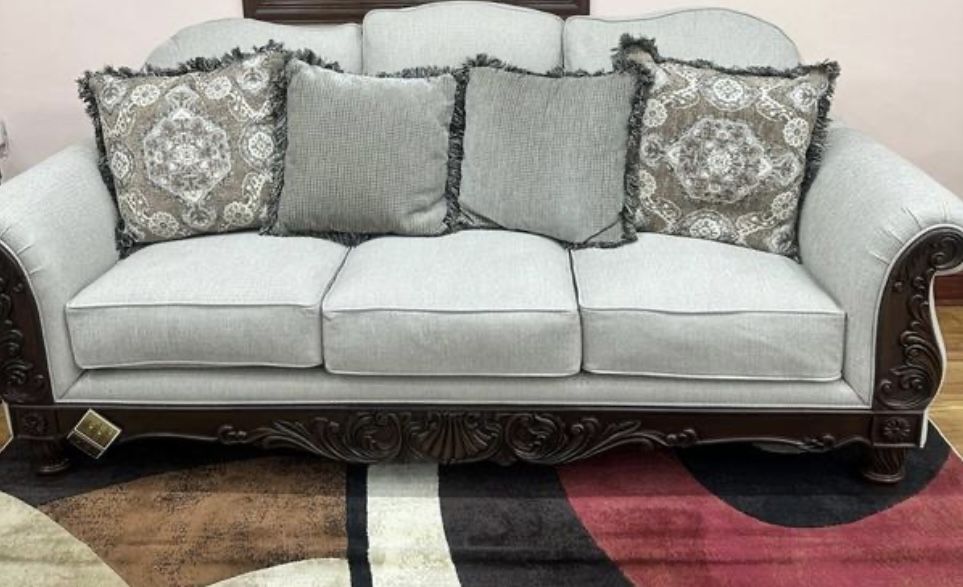 Traditional Sofa Mint Condition Will Deliver ‼️