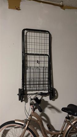 Basket with wheels