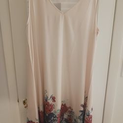 LIGHT PEACH COLOR, FLORAL PATTERN ON HEM, SLEEVELESS, V-NECK, LADIES DRESS, SZ LARGEg