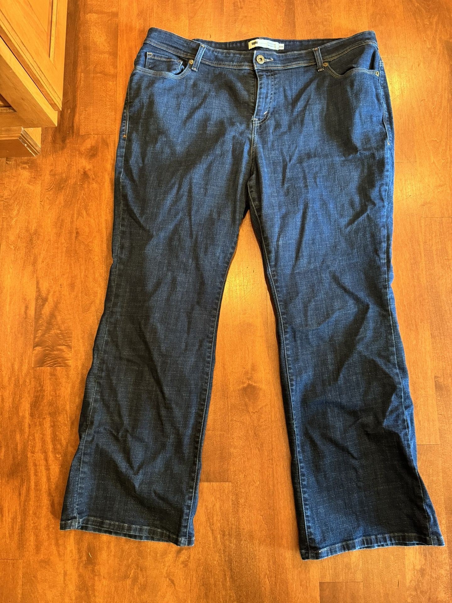 Women’s Levi’s defined waist 580 boot cut jeans shipping available