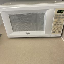 Whirlpool Microwave Free Delivery for Sale in Alafaya, FL - OfferUp