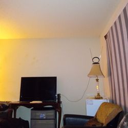 Apex Digital JE3708 LCD TV