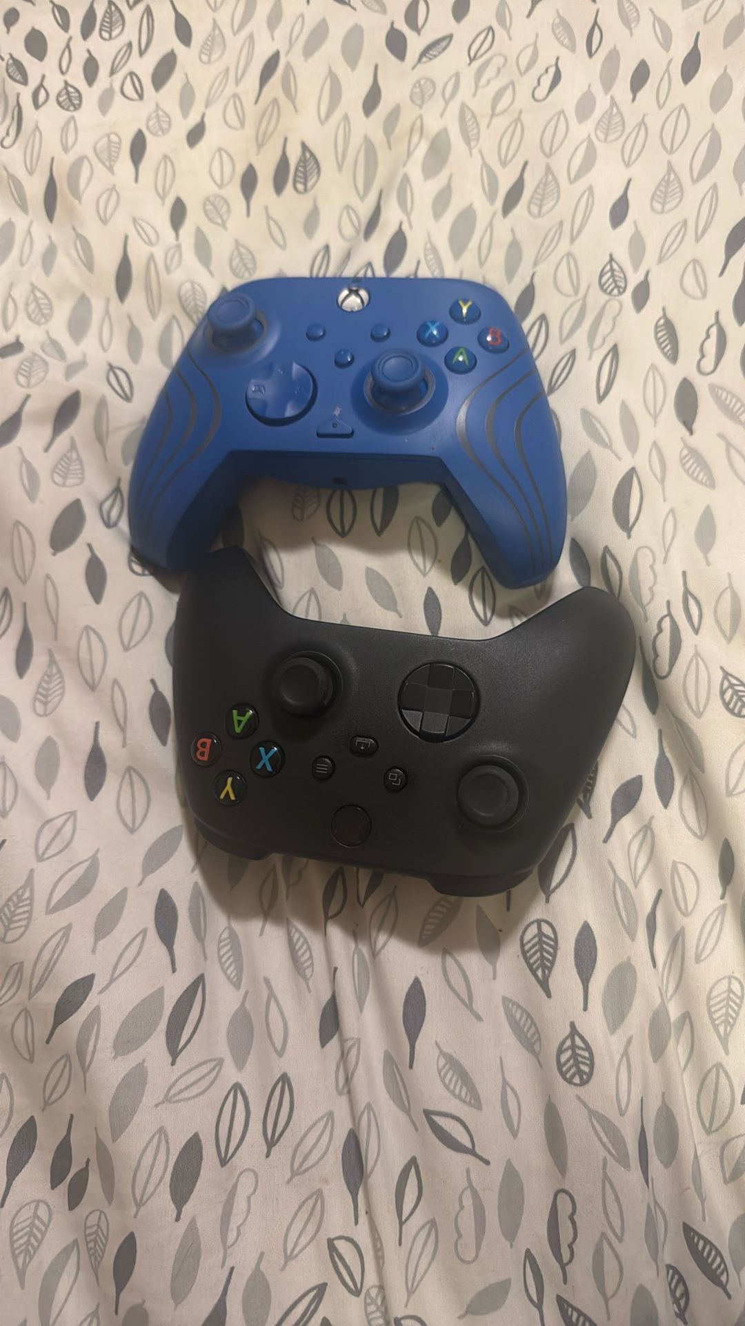 1 wireless And 2 Wired Xbox Controllers