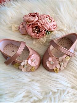 Set De Zapatitos Y Tiara 👑  Artesanales 