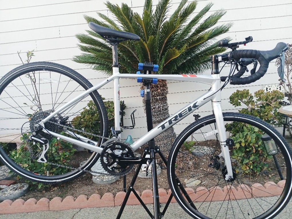 Trek Crossip Gravel Roadbike Size 54cm Medium 18 Speeds Disc Brake Like New..