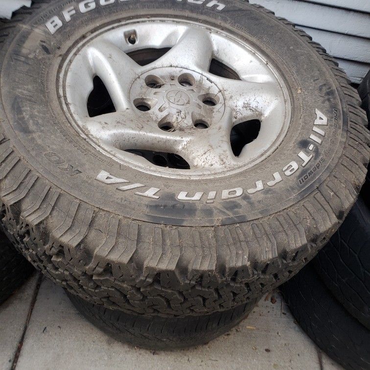 Toyota Tacoma Rim Hubcap Tire