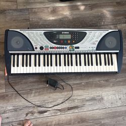 Yamaha PSR240 61 Keys Built In Speaker Portable Electronic Keyboard W power cord