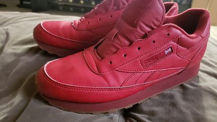 REEBOK SNEAKERS SIZE 9 MENS..LIGHTLY USED $15.00