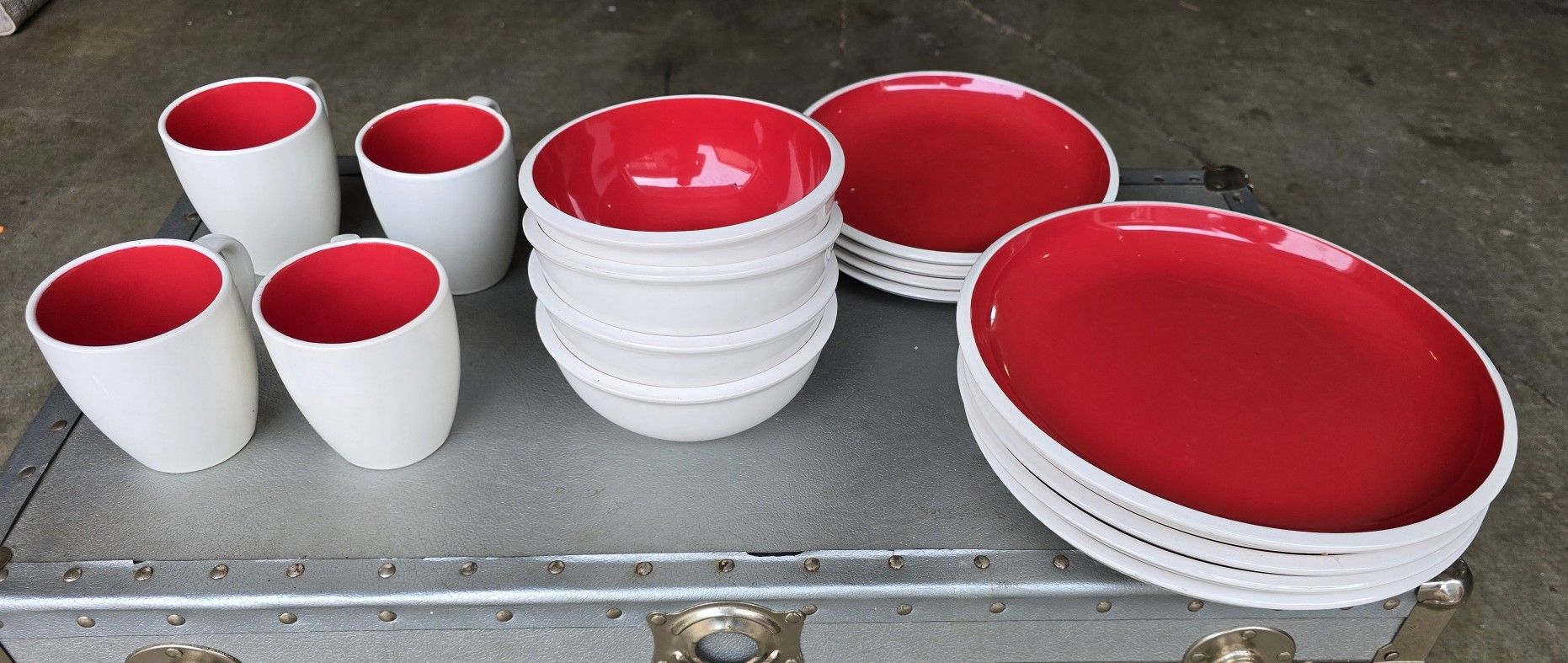 π₯ For Sale: 16-Piece Rachael Ray Dinnerware Set β $20 (Rochester Pickup)