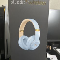 BRAND NEW wireless Beat Studio 3’s 