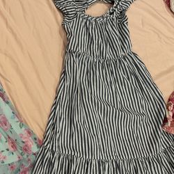 Girls dresses 5T, 6-7 size, if they’re posted they’re available,only reach out for pickup