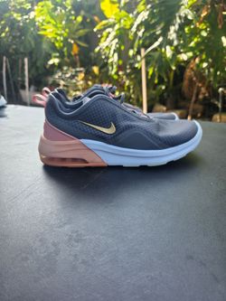 NIKE  size 9 woman