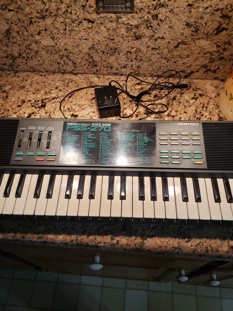 Yamaha PortaSound PSS-270 Electronic Keyboard