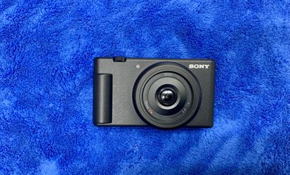 Sony ZV-F1 Black Vlogging Camera ZEISS 2.0/7.6 Ultra Wide Lens Content Creators Vloggers Cam Handheld Lightweight Touchscreen Screen Micro SD 