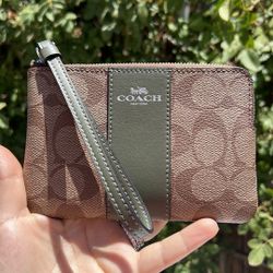 Coach Signature PVC Leather Corner Zip Wristlet.💚