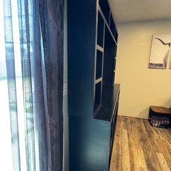 Entertainment center holds 55in tv