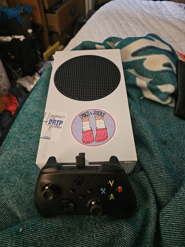 Xbox Series S with Wireless Controller And Stricker Pad