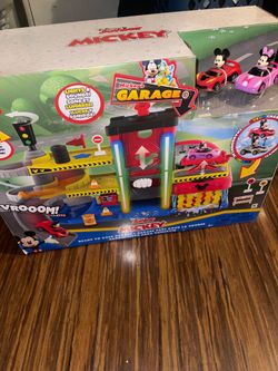 Disney Junior Mickey Mouse Ready to Race Garage, Lights and Sounds, 18-piece Vehicle Playset Baby and Toddler Toys age 3+