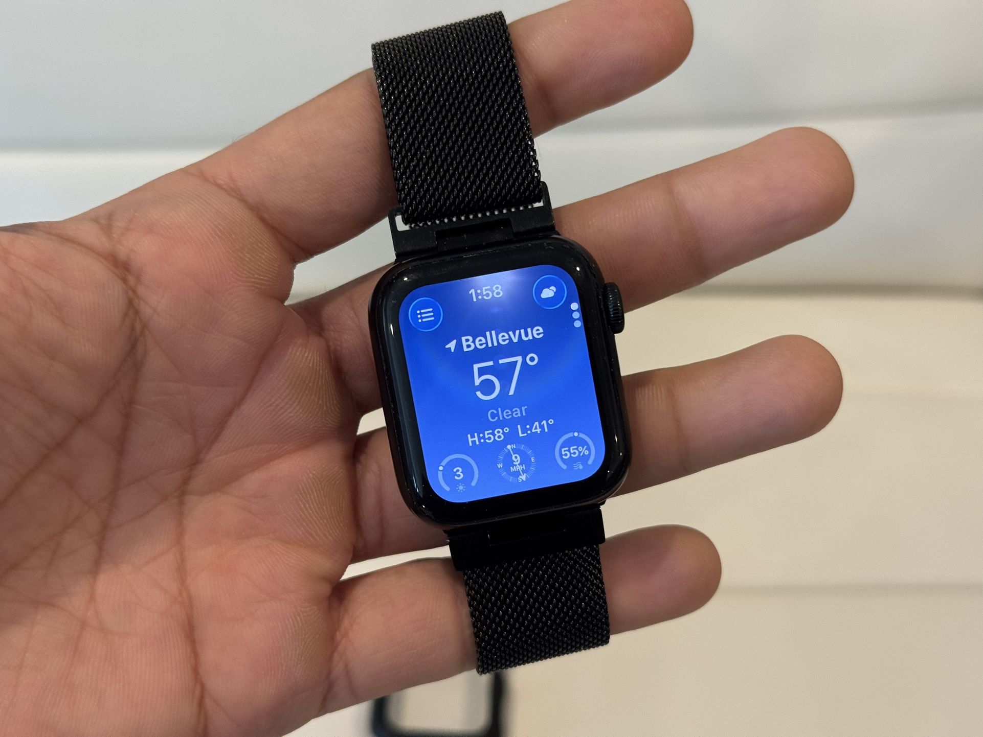 Apple Watch SE (2nd Gen) [GPS 40mm] Smartwatch with Midnight Aluminum Case