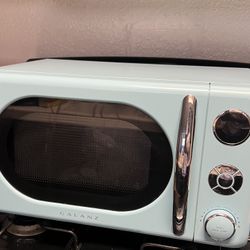 Vintage-Style Galanz Microwave