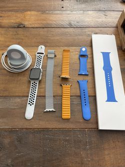 Nike Apple Watch Series 6 — Comes w/ 4 Bands and Charger