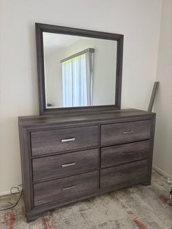 Rooms To Go Gray 6-Drawer Dresser with Mirror
