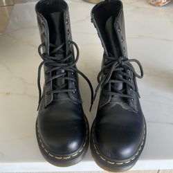 DR MARTINS WOMEN SZ 7