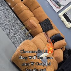 ✨️ Sectional Sofas✨️ Furniture Queen Bedrooms, Dining Avail