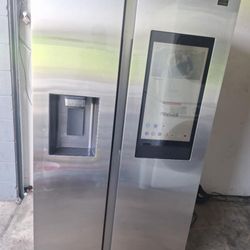 SAMSUNG DENTED FAMILY HUB STAINLESS STEEL SIDE BY SIDE REFRIGERATOR / ICE AND WATER DISPENSER 