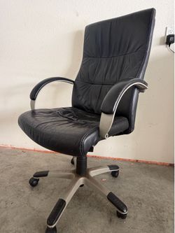 Black Office Chair (Function works / Wear on seat)