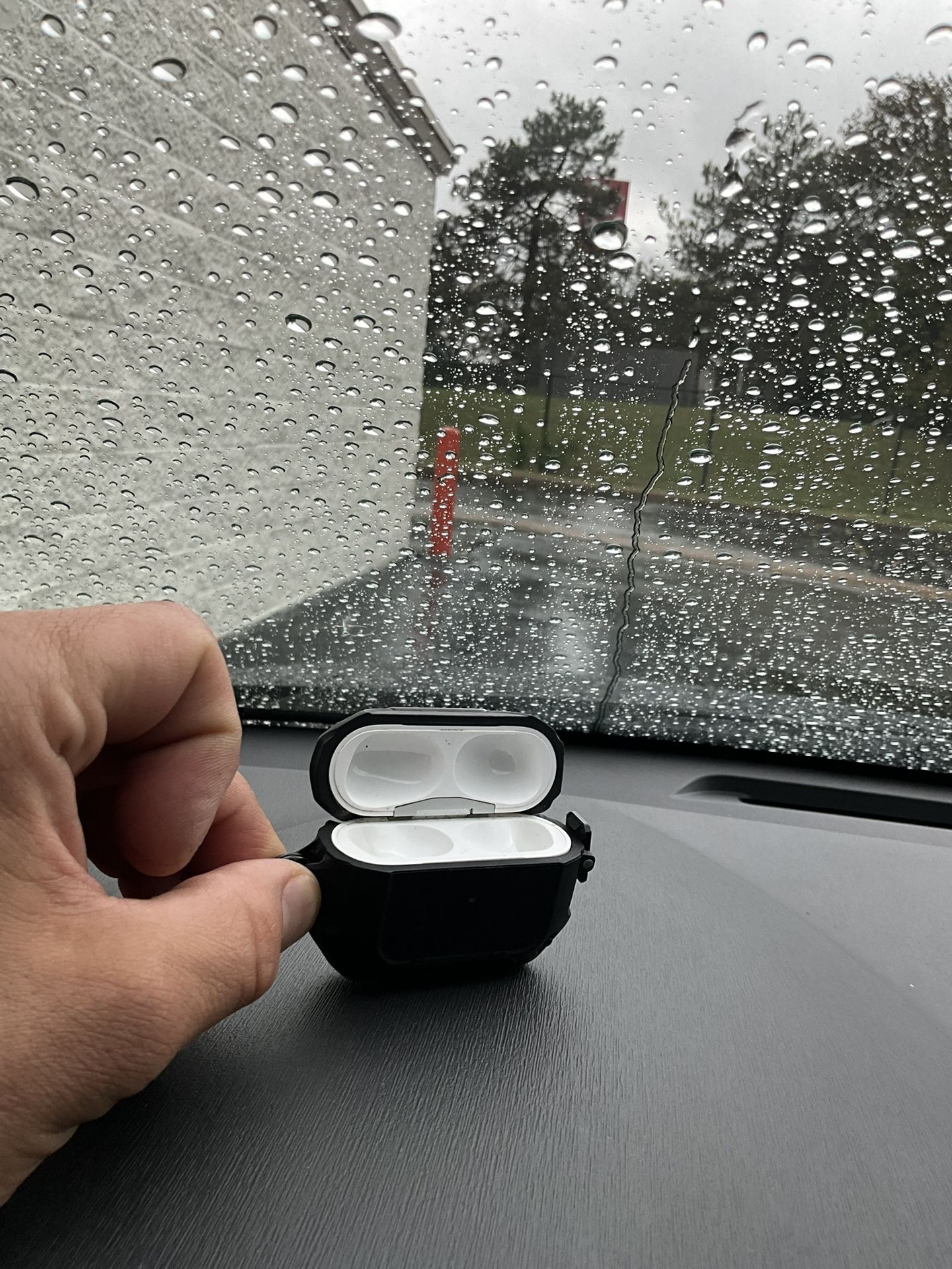Air POD Pro’s 1st Gen Charging Case