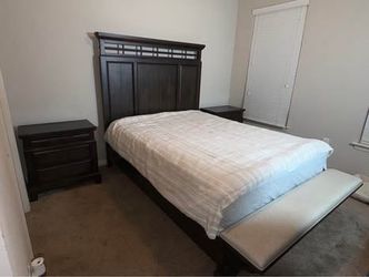 ROOMS TO GO QUEEN SET