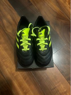 Soccer shoes