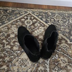 Guess × Streetwear
 Suede Chelsea Boot