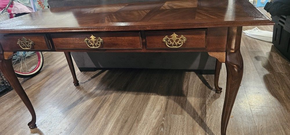 Vintage National Mt. Airy Solid Wood Writing Desk – Queen Anne Style – Excellent Condition
