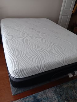 Queen  Mattress  memory  Foam  box spring like new