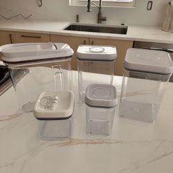 OXO seal tight containers