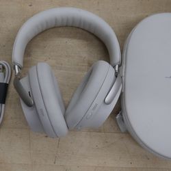   Bose Quiet Comfort Ultra Over-Ear Headphones 440108 - WHITE SMOKE  USED. TESTED. GOOD WORKING ORDER. NOT PERFECT COSMETIC CONDITION. CASE HAVE SOME 