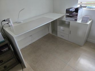 White corner desk with ergonomic office chair