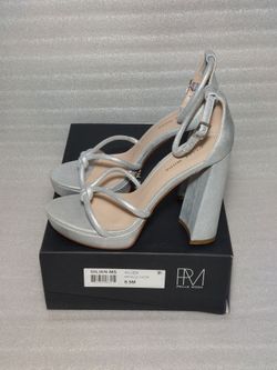 PELLE MODA sandals ankle strap heels platform. New in. Silver. Size 8.5 women's shoes. Authentic