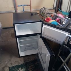 Mini fridge with freezer 