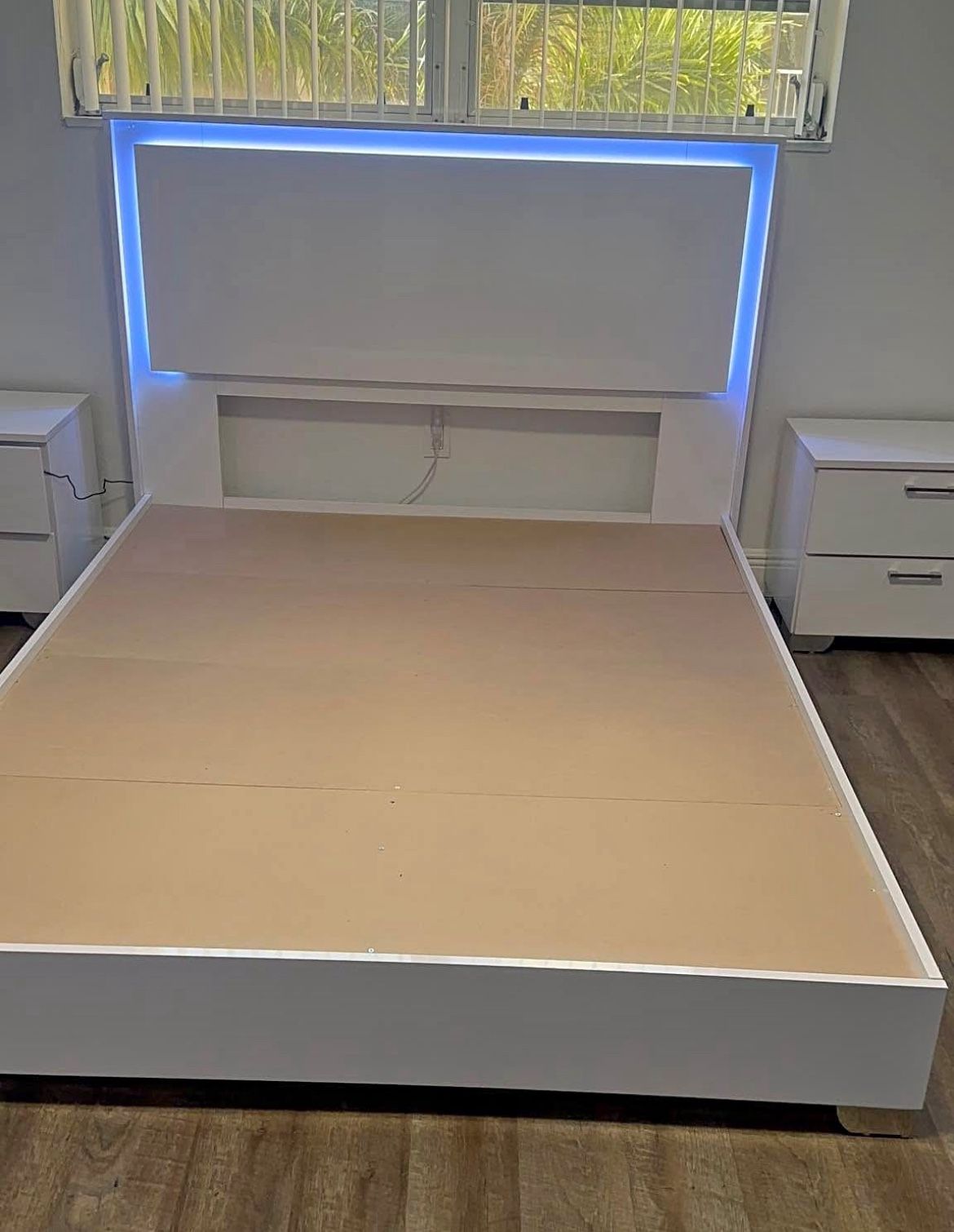 Brand New Queen Bed Frame With Nightstands / Cama Queen y Mesas de Noche Nuevo a Estrenar … Fast 🚚