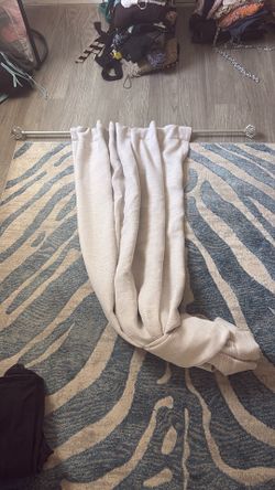 Curtain rod with curtain