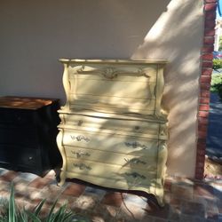 TALL VINTAGE https://offerup.com/redirect/?o=Q0hFU1QuQlk= ROMAN FURNITURE.UDED