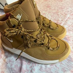 Nike women hiking boot