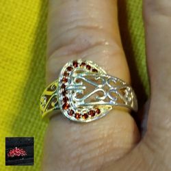 LOOK AT THIS! MOZAMBIQUE GARNETS, WITHIN A CUTE BELT BUCKLE MOTIF. STERLING. SIZE 5