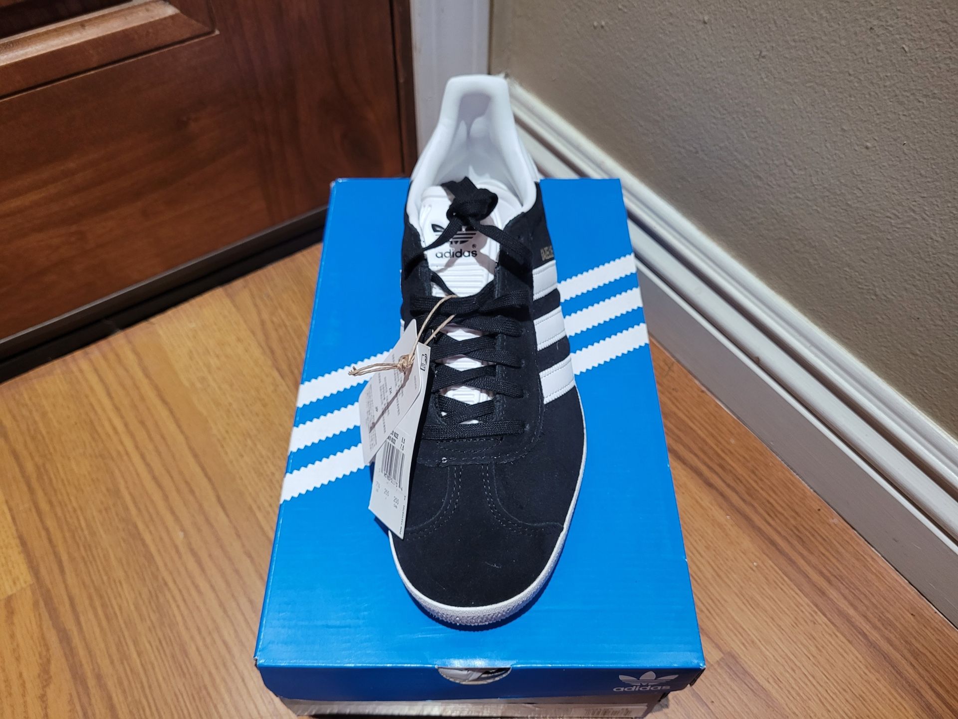 ADIDAS BLACK GAZELLE WITH WHITE BOTTOM SHOES! SIZE WOMEN 8.5 MEN 7.5. BRAND NEW IN BOX!!