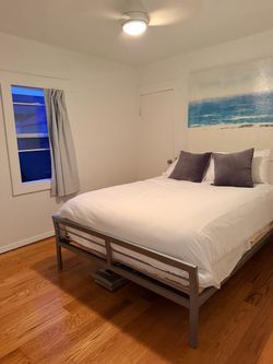 Queen, metal bedframe