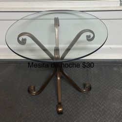 Mesa Nochera De Vidrio Muy Buenas Condiciones