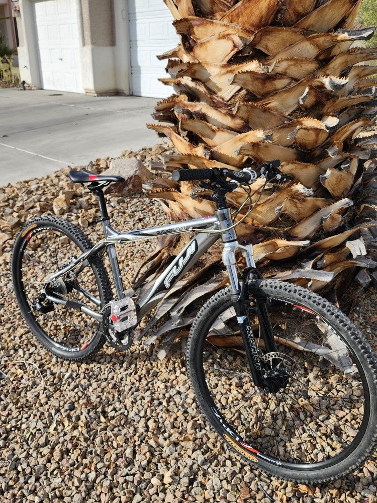 FUJI OUTLAND PRO 27 SPEED ALUMINUM MOUNTAIN BIKE- 26INCH- SHIMANO EQUIPPED